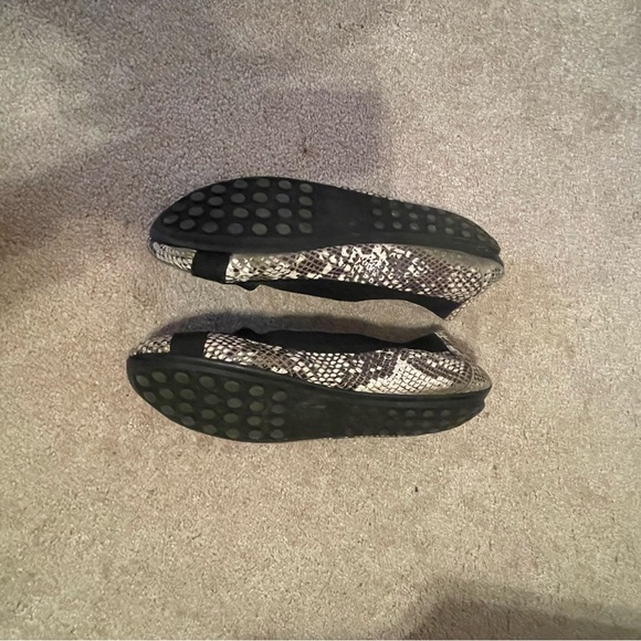 adam tucker women’s snakeskin flats - 8m - Picture 3 of 3